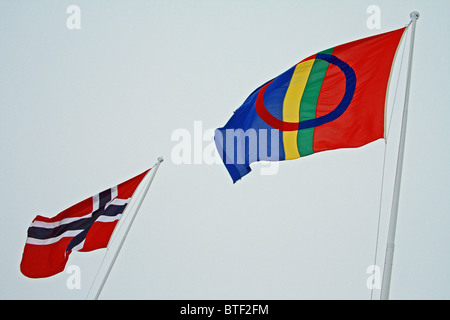 Le drapeau Sami et pavillon norvégien. Le Finnmark, dans le nord de la Norvège. Banque D'Images