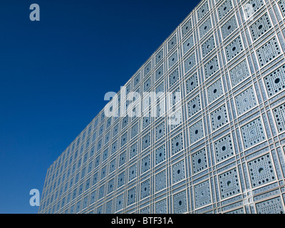 Vue extérieure de façade et fenêtres dans l'Institut du Monde Arabe de Paris France l'architecte Jean Nouvel Banque D'Images