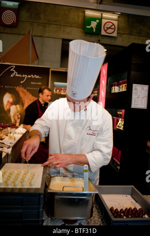 PARIS, FRANCE, le Chef français de la préparation des chocolats au 'Salon du chocolat' : Festival du chocolat gourmet Banque D'Images