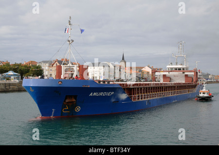 Le Amurdiep de manœuvres de navire à cargaison sèche dans le canal au départ des Sables D' Olonne en Vendée de France Banque D'Images