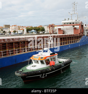 Bateau pilote escortant le Amurdiep cargo transportant du grain sec de manoeuvres dans le canal au départ de Les Sables D' Olonne en Banque D'Images