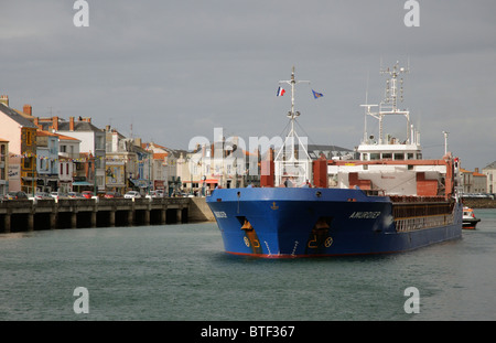 Le Amurdiep de manœuvres de navire à cargaison sèche dans le canal au départ des Sables D' Olonne en Vendée de France Banque D'Images