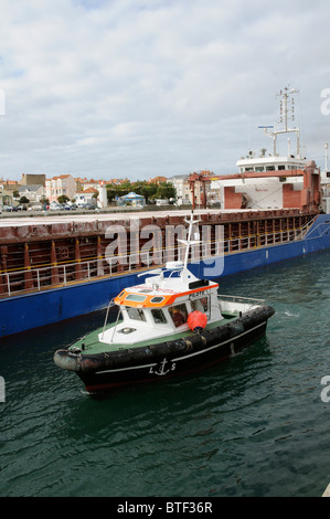 Bateau pilote escortant le Amurdiep cargo transportant du grain sec de manoeuvres dans le canal au départ de Les Sables D' Olonne en Banque D'Images