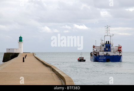 Le Amurdiep cargo sec en cours dans le canal au départ des Sables D' Olonne en Vendée de France Banque D'Images