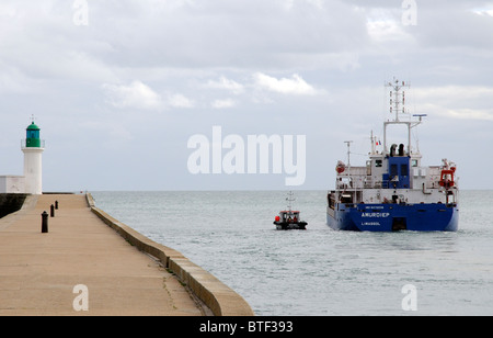 Le Amurdiep cargo sec en cours dans le canal au départ des Sables D' Olonne en Vendée de France Banque D'Images