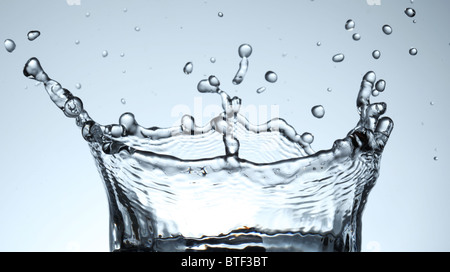 Splash l'eau forme une couronne à l'eau. Banque D'Images