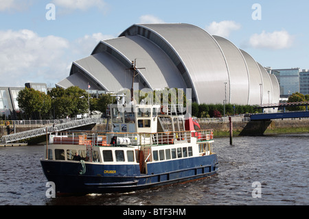 MV Cruiser bateau naviguant sur la rivière Clyde à côté de la SEC Armadillo à Glasgow, Écosse, Royaume-Uni Banque D'Images