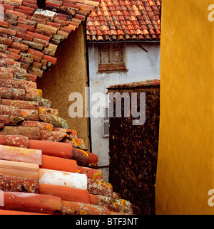 Des couleurs provençales montré par le toits de tuile, blanc, marron, et murs dorés, et lacées dans windows rideau murs passage antique Banque D'Images