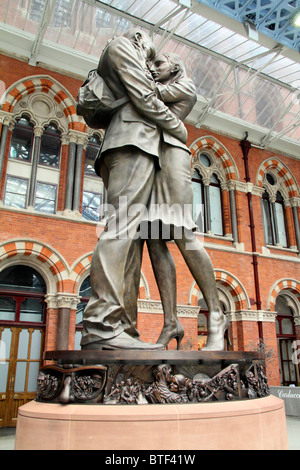 Lieu de rencontre Sculpture par Paul Day, St Pancras, Londres, Angleterre, Royaume-Uni ; Banque D'Images