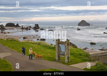 Couple walking dogs à Bandon Beach sur la côte de l'océan Pacifique dans l'Oregon Bandon Banque D'Images