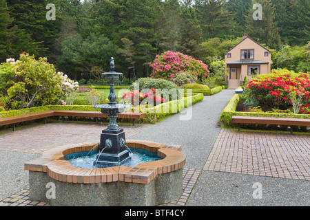 Fontaine dans les jardins de Shore Acres State Park sur le Cape Arago l'autoroute sur la côte de l'Oregon Banque D'Images