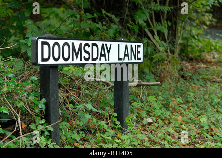 Un panneau pour Doomsday Lane près de Horsham West Sussex, Angleterre. Banque D'Images