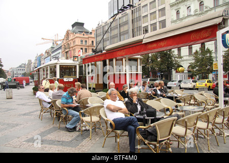 Café tram Place Venceslas Prague Banque D'Images