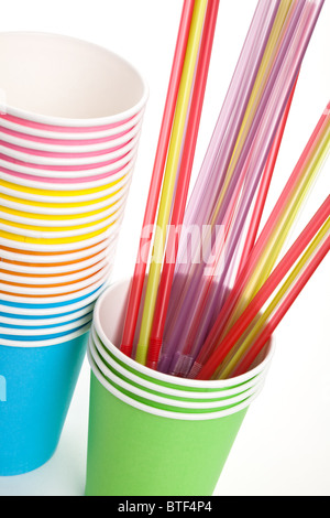 Gobelet jetable en papier et de paille avec fond blanc Banque D'Images