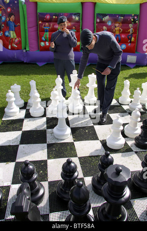 Les Cadets de l'air jouer aux échecs sur un grand échiquier de plein air au Royaume-Uni Banque D'Images