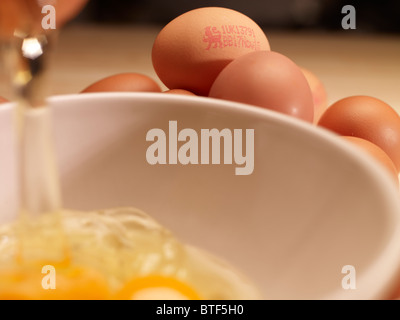 La fissuration oeuf dans un bol Banque D'Images