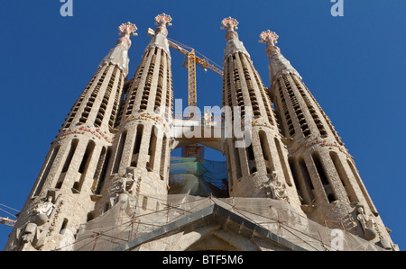 Quatre tours sur façade de la passion à la cathédrale de la Sagrada Familia de Gaudi Banque D'Images