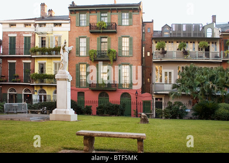 Saint Anthony's Park, avec des Pirates Alley en arrière-plan. New Orleans French Quarter. Banque D'Images