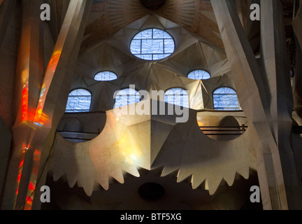 Boatplike détail d'une fenêtre dans la Sagrada Familia de Gaudí, éclairée par la lumière du soleil à travers les vitraux Banque D'Images