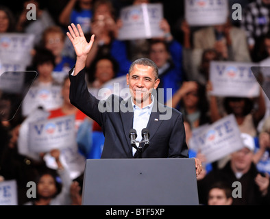Le président américain Barack Obama salue la foule avant de parler à un rassemblement soutenant le Connecticut candidats démocrates at Harbor Yard. Banque D'Images
