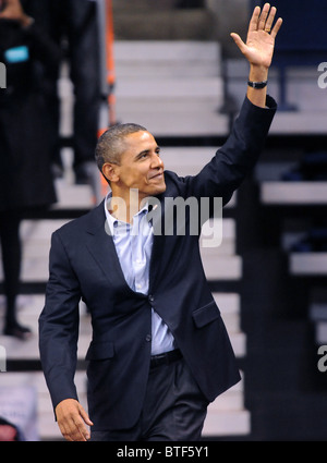 Le président américain Barack Obama salue la foule après avoir parlé à un rassemblement soutenant le Connecticut candidats démocrates at Harbor Yard. Banque D'Images