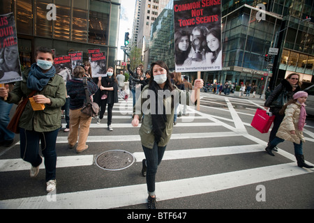 Les adolescents se colorer de vert et leurs partisans manifester devant le magasin de vêtements Abercrombie & Fitch sur Fifth Ave. à New York Banque D'Images