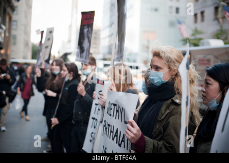 Les adolescents se colorer de vert et leurs partisans manifester devant le magasin de vêtements Abercrombie & Fitch sur Fifth Ave. à New York Banque D'Images