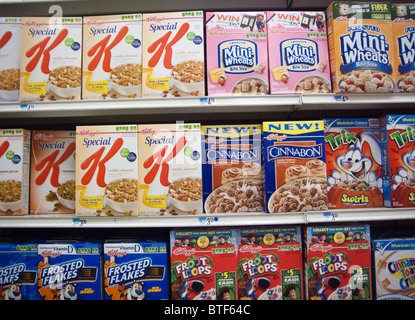 Boîtes de céréales Kellogg's céréales de petit déjeuner dans le département de l'épicerie d'un magasin à New York Banque D'Images