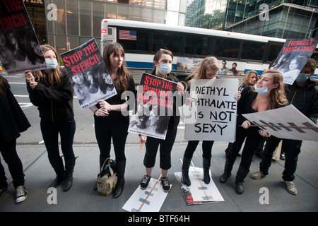 Les adolescents se colorer de vert et leurs partisans manifester devant le magasin de vêtements Abercrombie & Fitch sur Fifth Ave. à New York Banque D'Images