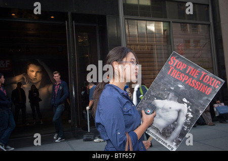 Les adolescents se colorer de vert et leurs partisans manifester devant le magasin de vêtements Abercrombie & Fitch sur la Cinquième Avenue à New York Banque D'Images