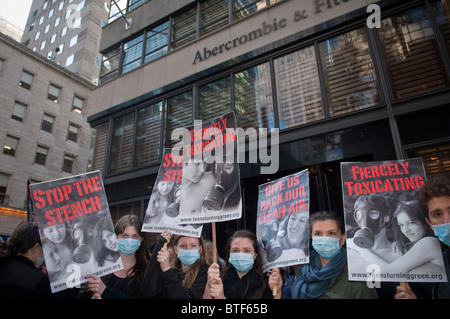 Les adolescents se colorer de vert et leurs partisans manifester devant le magasin de vêtements Abercrombie & Fitch sur la Cinquième Avenue à New York Banque D'Images