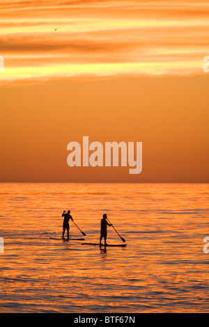 Deux Stand Up Paddle Boarders au coucher du soleil, Windnsea Beach, La Jolla, Californie Banque D'Images