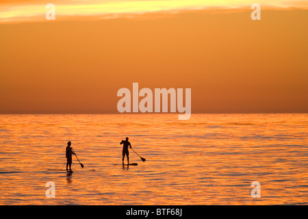 Deux Stand Up Paddle Boarders au coucher du soleil, Windnsea Beach, La Jolla, Californie Banque D'Images