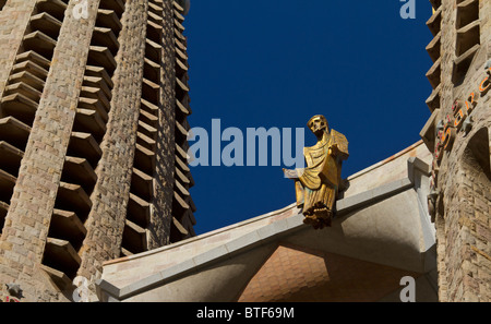 Cathédrale de la Sagrada Familia de Gaudi montrant la figure du Christ ressuscité par Subirachs assis sur un contrefort Banque D'Images