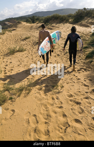 La Tunisie, les surfeurs à pied de la plage, mer Méditerranée. Banque D'Images