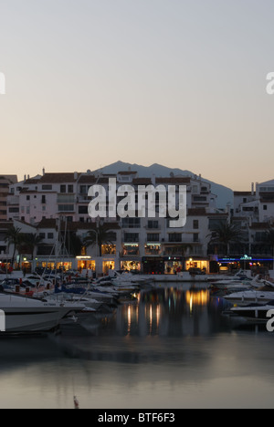 Yachts dans la marina au crépuscule, Puerto Banus, Marbella, Costa del Sol, la province de Malaga, Andalousie, Espagne, Europe de l'Ouest. Banque D'Images