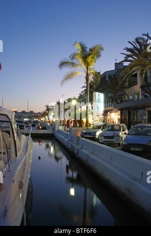 Port de plaisance et le front de mer au crépuscule, Puerto Banus, Marbella, Costa del Sol, la province de Malaga, Andalousie, Espagne, Europe de l'Ouest. Banque D'Images