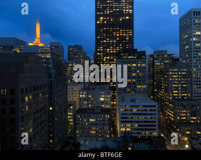 L'horizon du centre-ville de San Francisco au crépuscule (Hilton Financial District), Californie États-Unis Banque D'Images L'horizon du centre-ville de San Francisco au crépuscule (Hilton Financial District), Californie États-Unis Banque D'Images