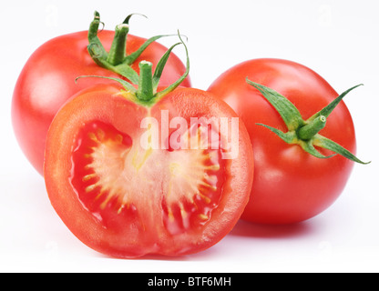 Groupe de tomates mûres et sa moitié. Isolé sur un fond blanc. Banque D'Images