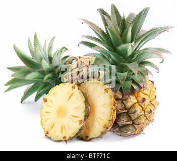 L'ananas et la moitié. Isolé sur fond blanc. Banque D'Images