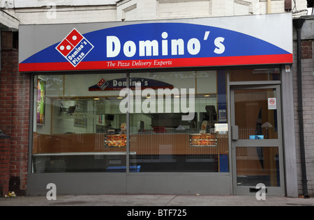 Un Domino's Pizza Vente à emporter dans une ville du Royaume-Uni. Banque D'Images