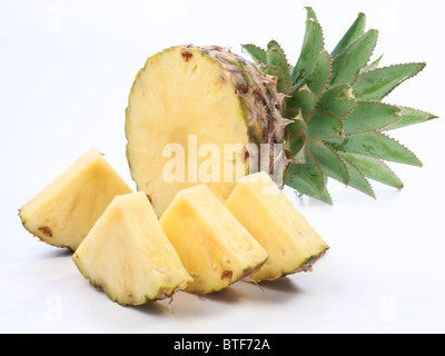Couper l'ananas mûrs avec rosette d'un vert. Isolé sur fond blanc. Banque D'Images