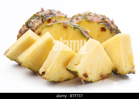 Morceaux d'ananas mûr. Isolé sur fond blanc. Banque D'Images