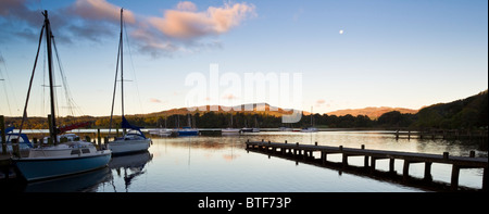 Plusieurs yachts amarrés dans Waterhead à l'aube sur le lac Windermere Lake District National Park Cumbria England UK Banque D'Images