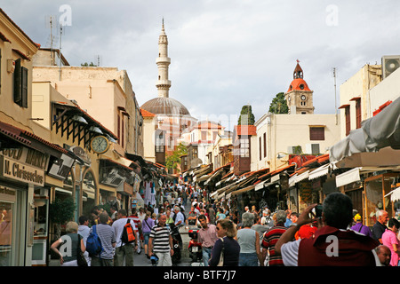 Vue sur St 177, Sygrou, également connu sous le nom de Bazar long, avec Suleyman Mosquée Cami à la fin, la vieille ville de Rhodes, Rhodes, Grèce. Banque D'Images