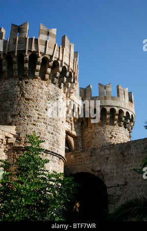 Les murs du château dans la vieille ville de Rhodes, Rhodes, Grèce. Banque D'Images