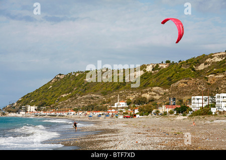 Le kite surf à la plage d''Ixia de Rhodes, Rhodes, Grèce. Banque D'Images