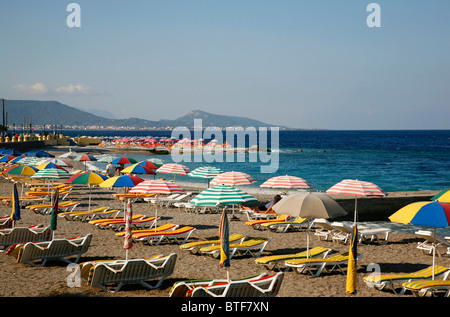 Vue sur plage Elli, la plage principale de la ville de Rhodes, Rhodes, Grèce. Banque D'Images