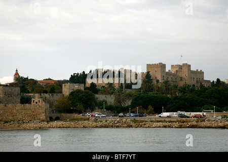 Le port de Mandraki avec vue sur le palais des Grands Maîtres, la vieille ville de Rhodes, Rhodes, Grèce. Banque D'Images