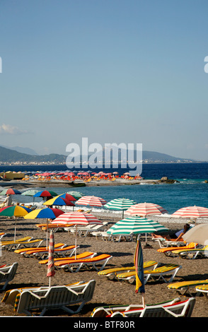 Vue sur plage Elli, la plage principale de la ville de Rhodes, Rhodes, Grèce. Banque D'Images